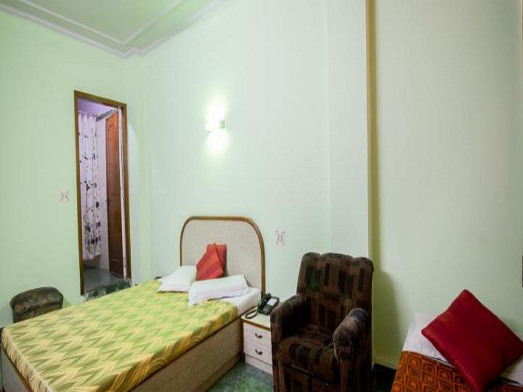 Hotel Woodland Deluxe New Delhi Exteriör bild