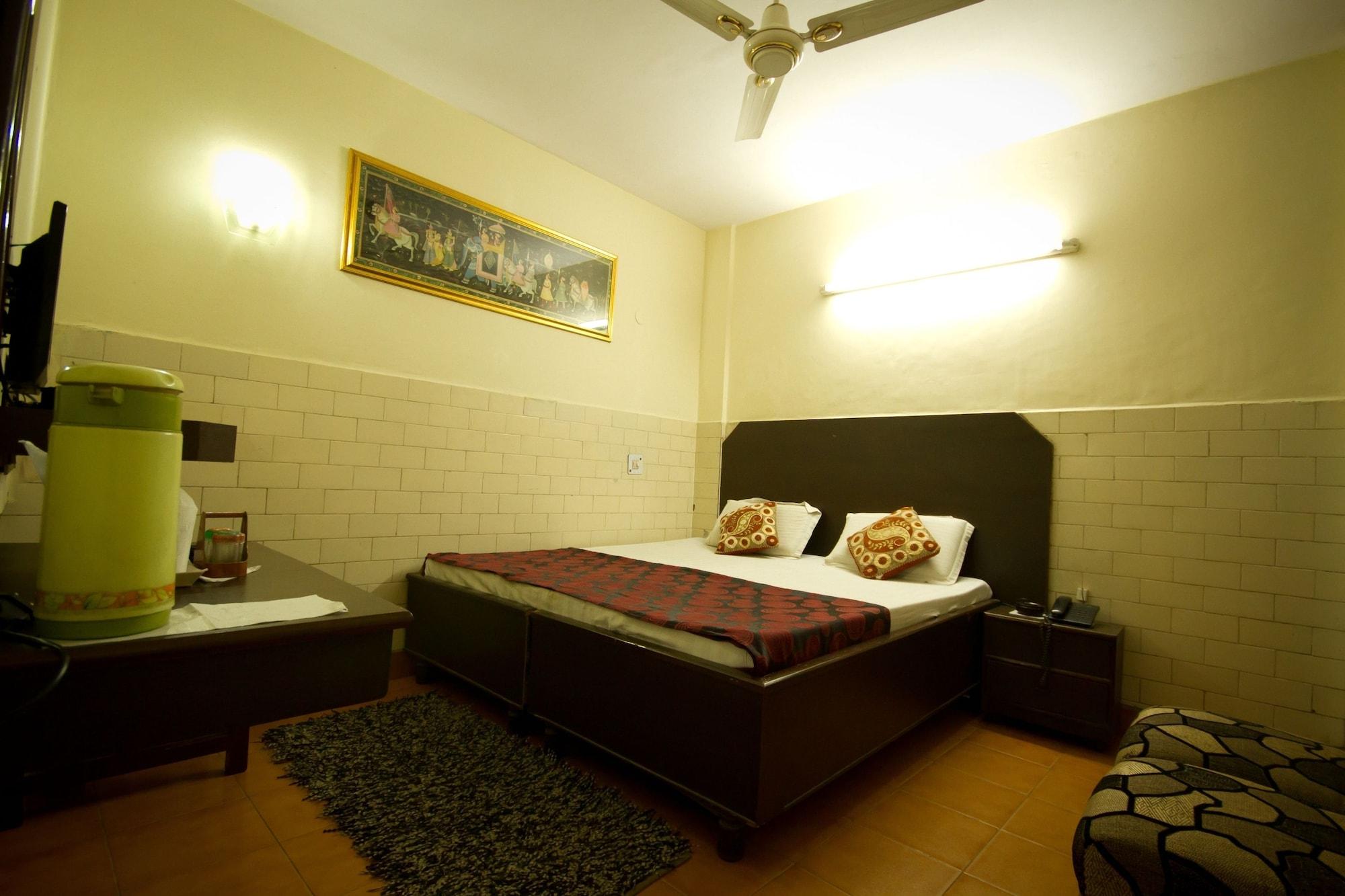 Hotel Woodland Deluxe New Delhi Exteriör bild