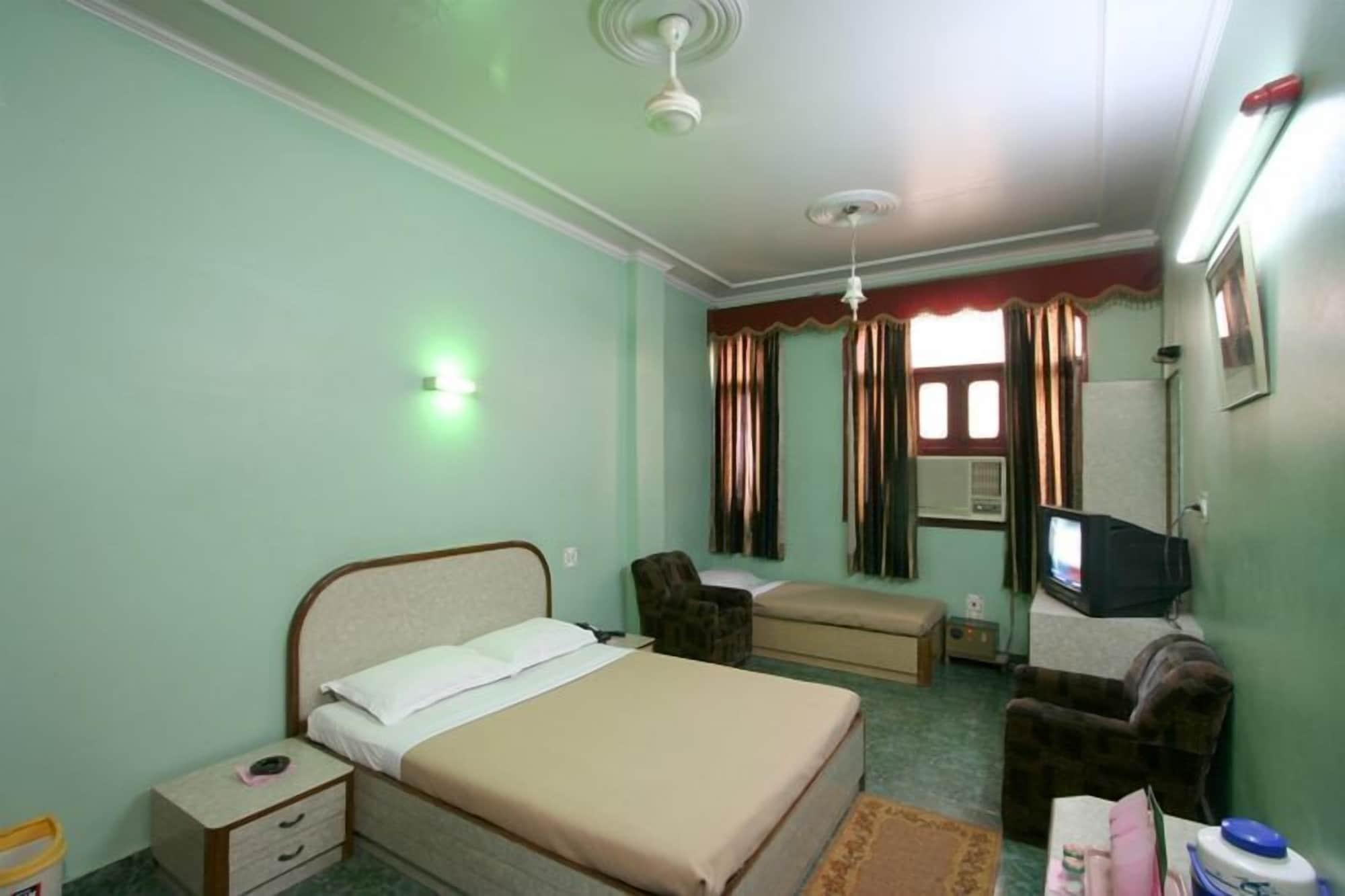 Hotel Woodland Deluxe New Delhi Exteriör bild