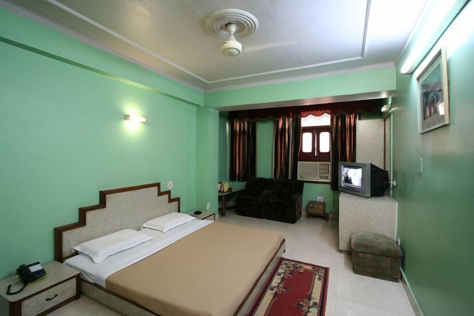 Hotel Woodland Deluxe New Delhi Exteriör bild