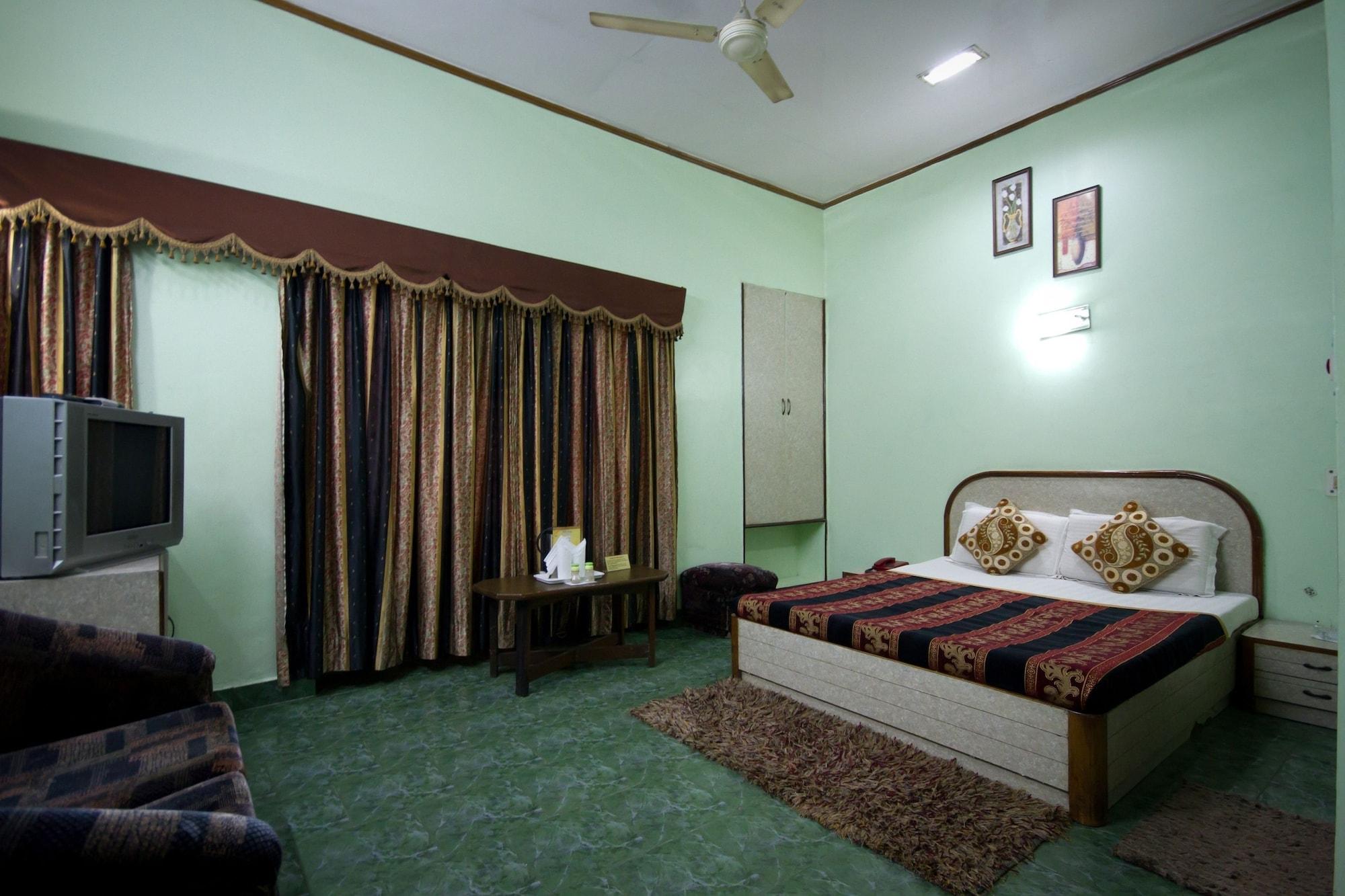 Hotel Woodland Deluxe New Delhi Exteriör bild