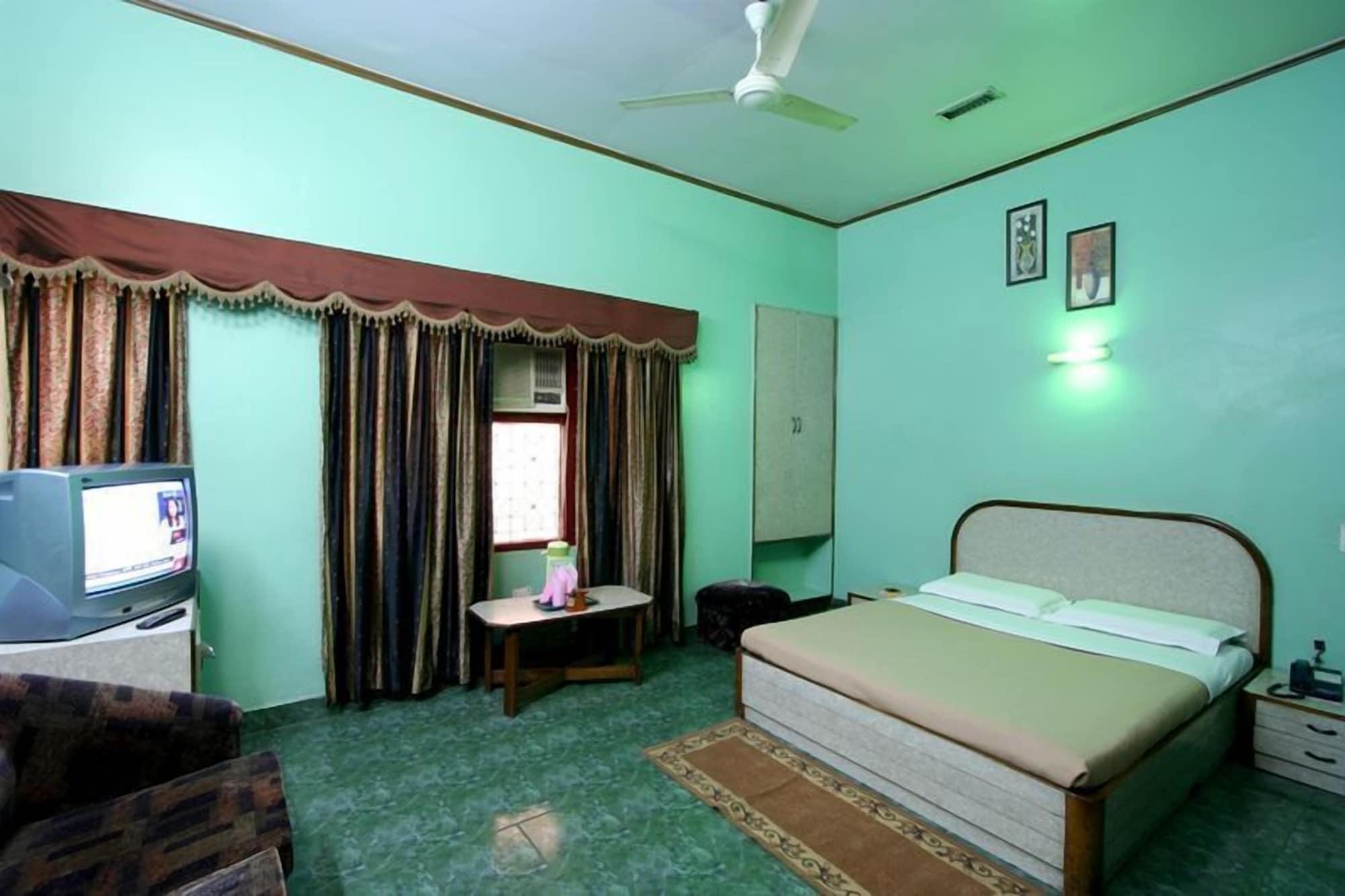 Hotel Woodland Deluxe New Delhi Exteriör bild