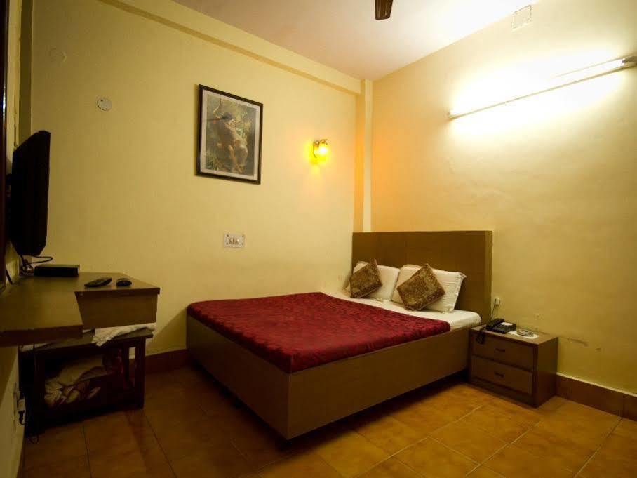 Hotel Woodland Deluxe New Delhi Exteriör bild