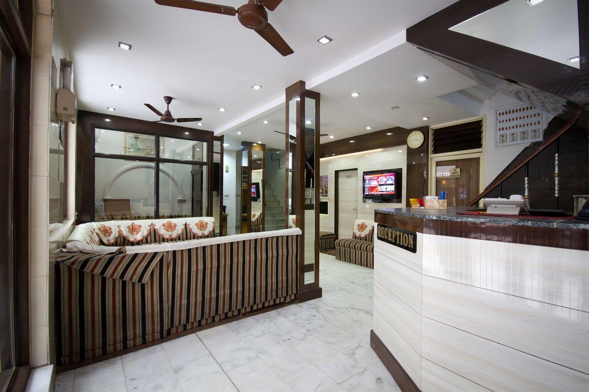 Hotel Woodland Deluxe New Delhi Exteriör bild