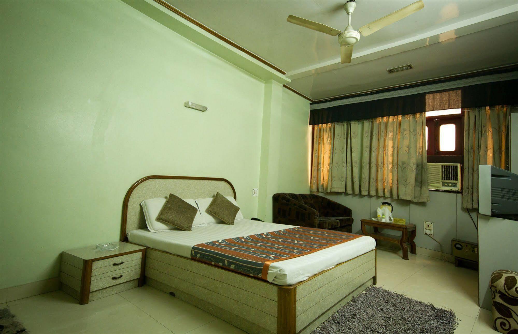 Hotel Woodland Deluxe New Delhi Exteriör bild