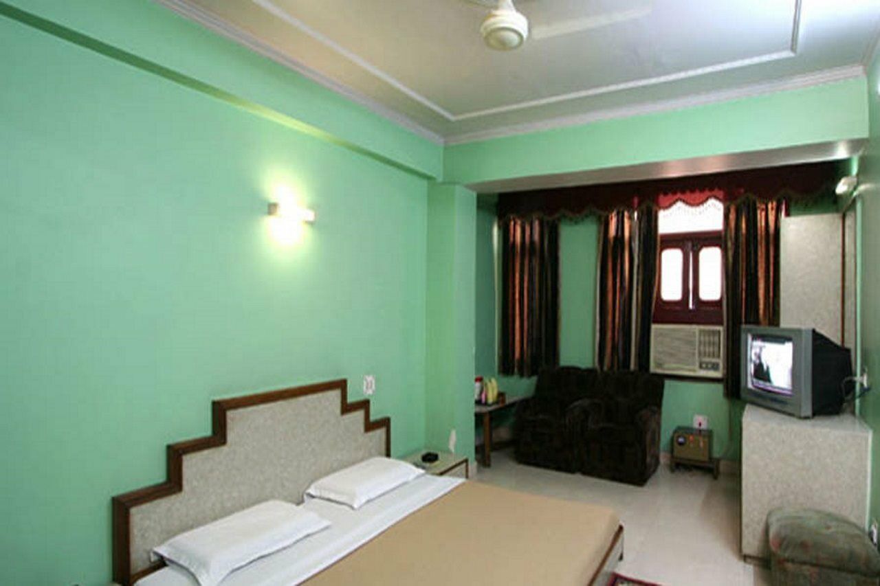 Hotel Woodland Deluxe New Delhi Exteriör bild